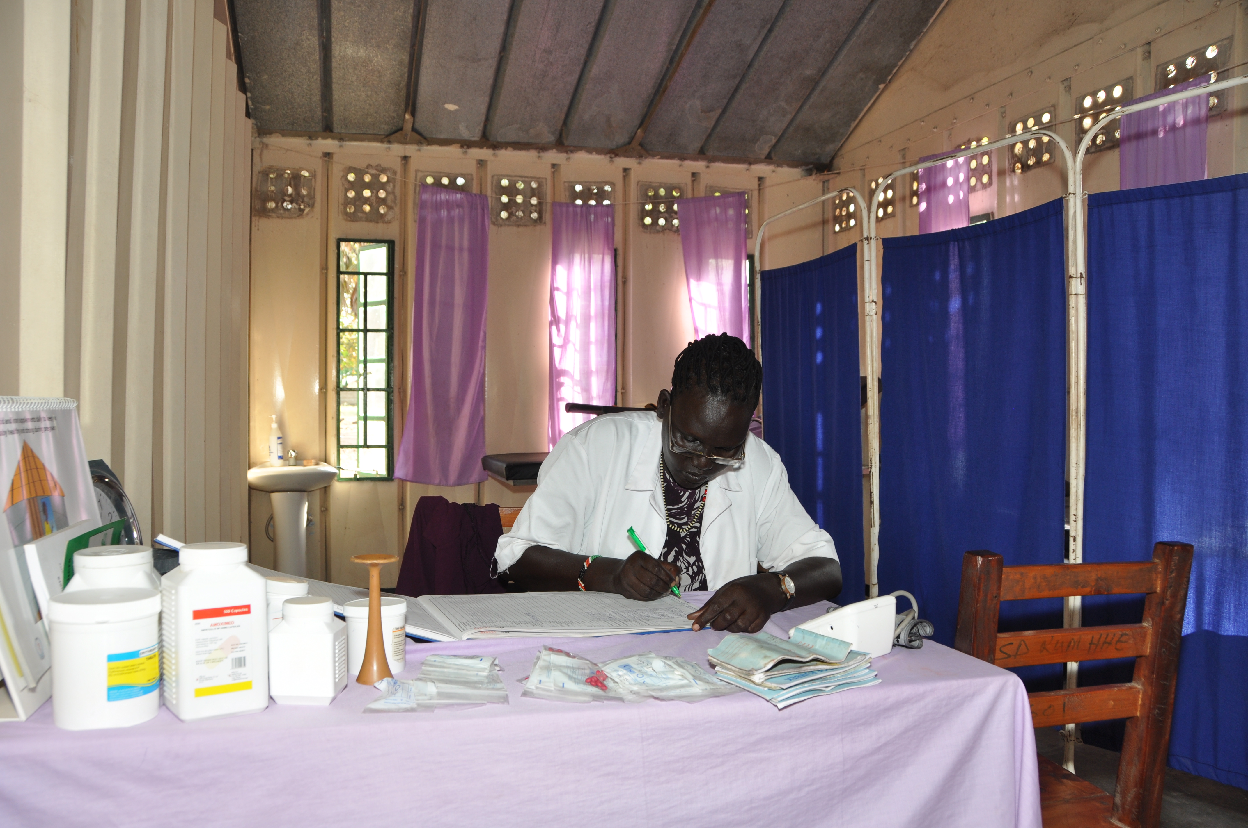 The midwife registers each patient with diagnosis and treatment.