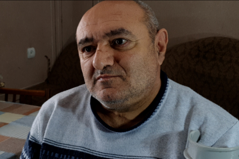 Spartak Bakhshyan ist in Sorge um zwei seiner Söhne, die noch in Bergkarabach sind. Seine Familie leidet oft Hunger;  die Medikamente für den herz- und nierenkranken Spartak sowie den invaliden Sohn kann sie sich nicht leisten.