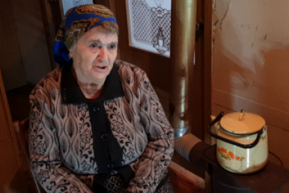 Rita Bakhshyan flüchtete mit ihrem Sohn und dessen Frau aus Bergkarabach nach Armenien. Zu Fuß schlug sich die Familie durch die Wälder. Die 72-Jährige schaffte es kaum.