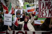 „Frau, Leben, Freiheit“ – unter diesem Motto fanden im Iran 2022 große Proteste statt, die tausende Verhaftungen und dutzende Todesurteile nach sich zogen. Auch im Ausland wie hier in Paris wurde demonstriert.