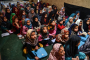 Mädchen werden in der Schule nur Grundkenntnisse vermittelt – und auch damit ist nach der 6. Klasse Schluss. Menschen, die das ändern wollen, werden von den Taliban gnadenlos verfolgt.