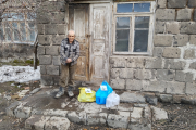Mann bei Hilfsmittel-Verteilung in Armenien