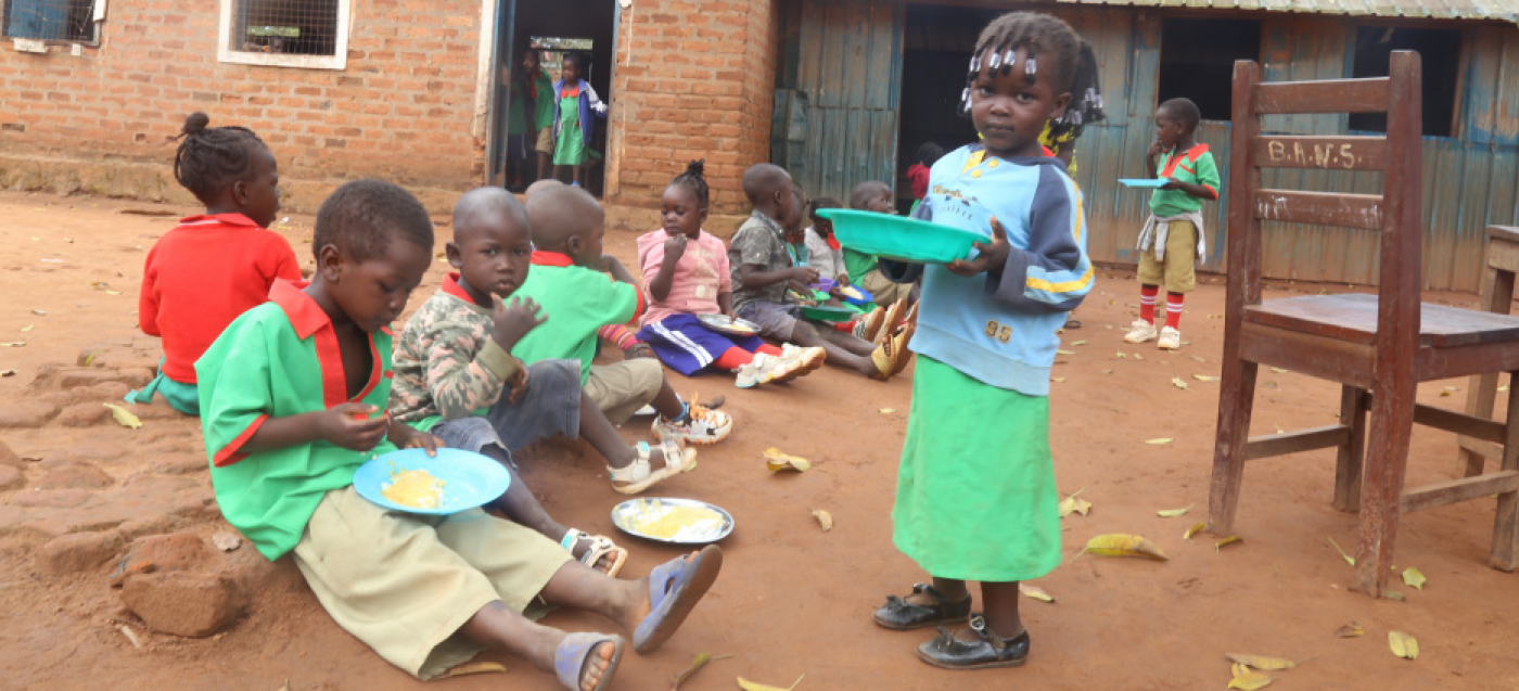 Für die Kinder, die größtenteils aus sehr armen Familien stammen, ist das tägliche Schulessen genauso wichtig wie der Unterricht. Viele leiden zu Hause Hunger.