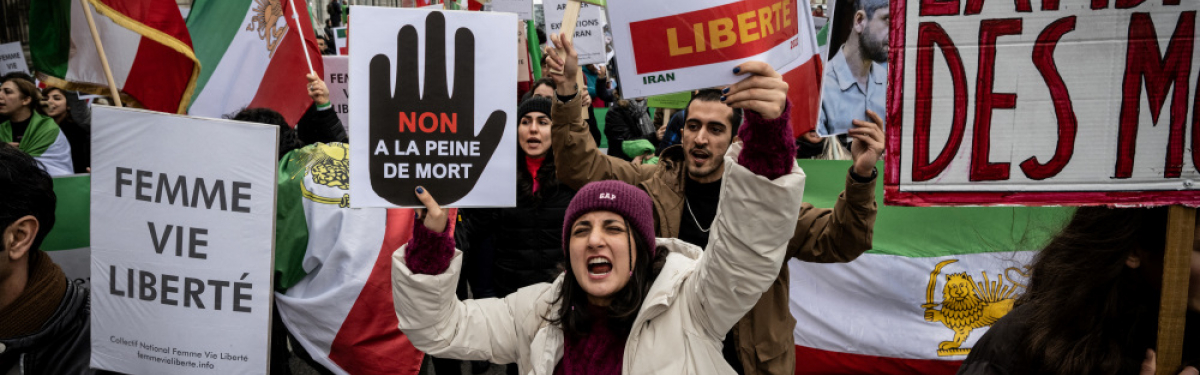 „Frau, Leben, Freiheit“ – unter diesem Motto fanden im Iran 2022 große Proteste statt, die tausende Verhaftungen und dutzende Todesurteile nach sich zogen. Auch im Ausland wie hier in Paris wurde demonstriert.
