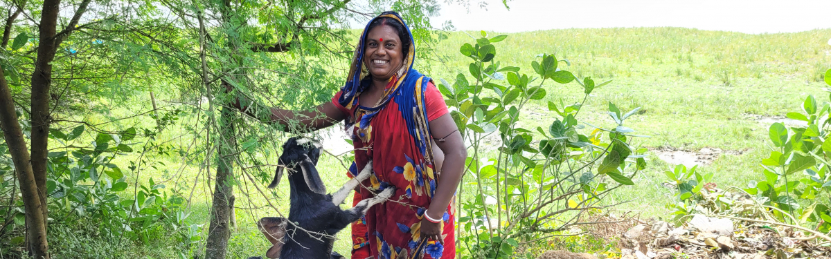 Frau mit Ziege in Bangladesch
